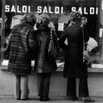 Anche la Provincia di Brindisi si prepara per l’inizio dei saldi invernali. Si parte il 05 Gennaio 2024 Women in front of a shop window