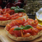 Rubrica “Alla Tavola di Hyria”: Friselle con pomodorini e olio d’oliva friselle