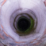 I Vigili del Fuoco salvano un gatto caduto in un pozzo profondo 10 mt A deep well without water. Source of water without water. The water is over.